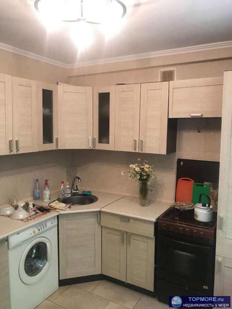 Продаю угловую квартиру на третьем этаже с тремя большими окнами, из которых открывается прекрасный вид на лесопарк....