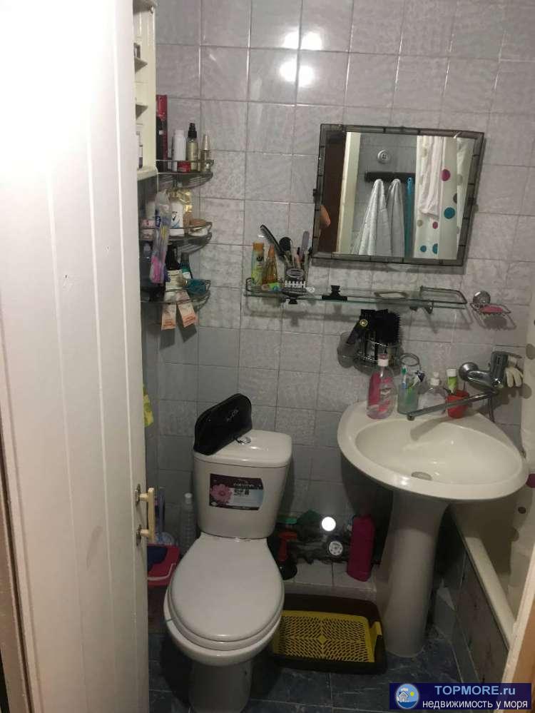 Продаю угловую квартиру на третьем этаже с тремя большими окнами, из которых открывается прекрасный вид на лесопарк.... - 1