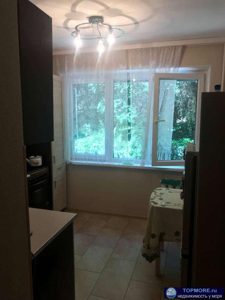 Продаю угловую квартиру на третьем этаже с тремя большими окнами, из которых открывается прекрасный вид на лесопарк.... - 2