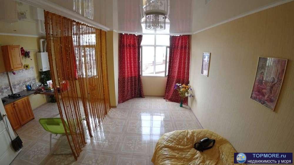 Продается просторная 1,5 комнатная квартира со свежим ремонтом ,мебелью и техникой 39кв м. 6/10эт вид на море. Теплые...