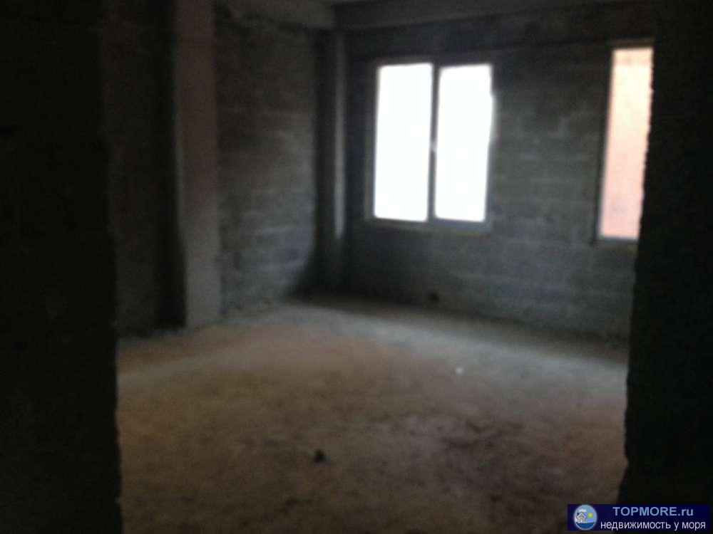 Продаю квартиру без отделки, с видом на город. В квартире три окна, легко планируется в двух комнатную. Дом сдан,... - 1