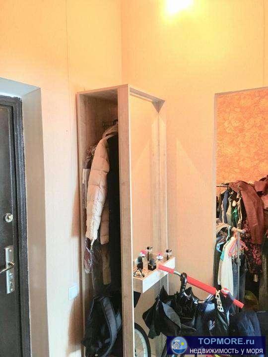 Продаю светлую квартиру с хорошим ремонтом и мебелью. Красивый вид из окна на город. В шаговой доступности вся...