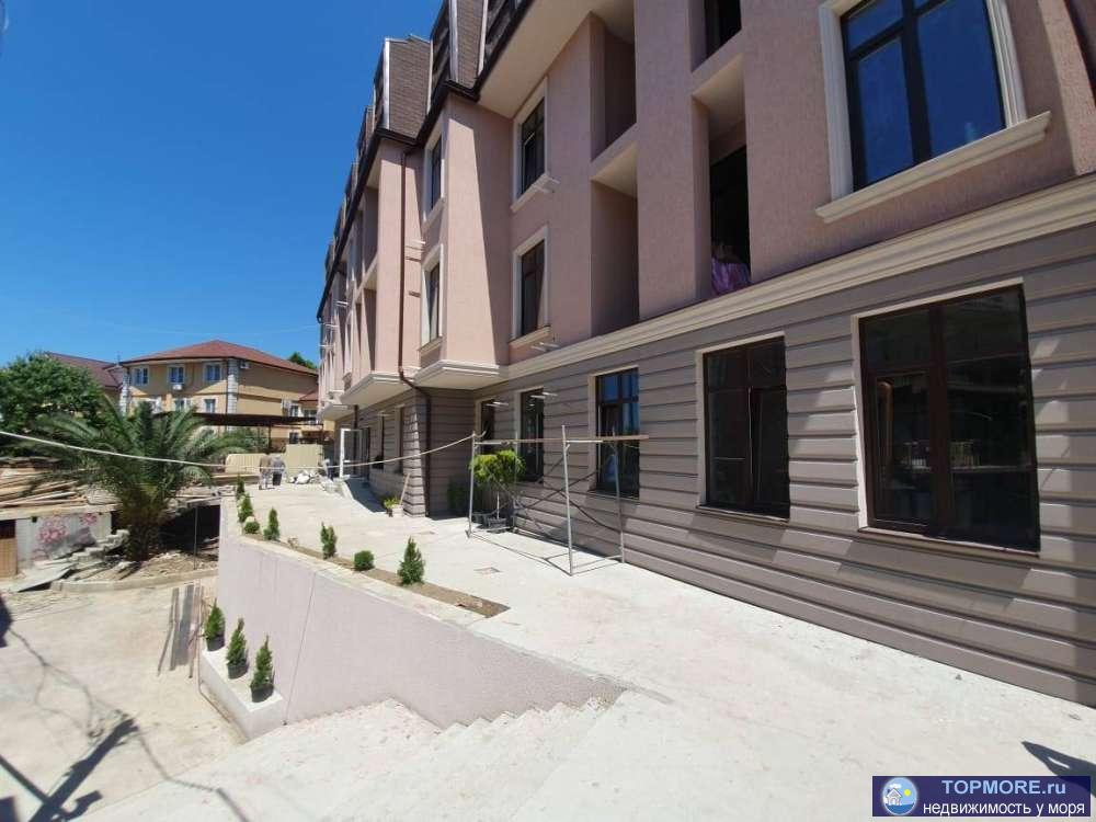 Квартира без отделки на первом этаже многоквартирного дома. Квартира угловая имеет три световых зоны и легко...