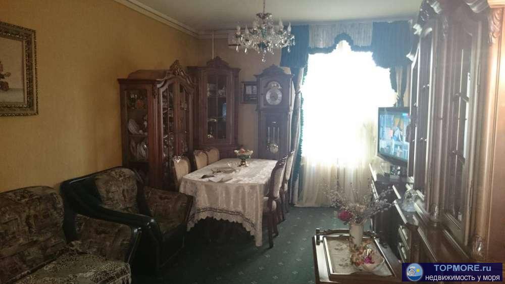  Истинным ценителям надежности  и комфорта предлагается просторная 4-х комнатная квартира в Сталинке на Светлане....