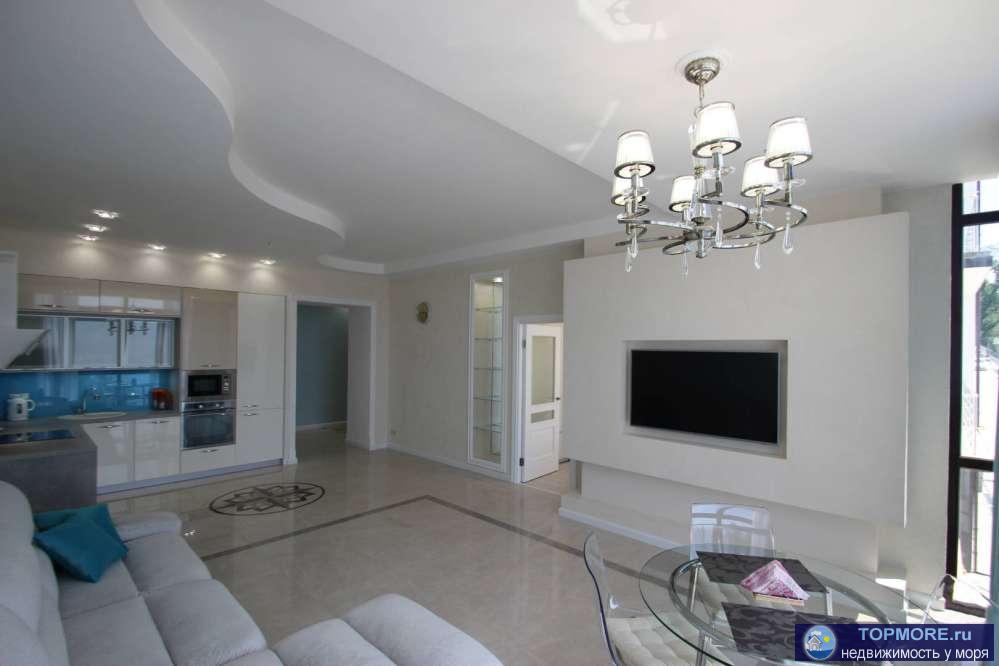 Квартира с панорамным видом, дизайнерским ремонтом и мебелью! В резиденции расположенной в современном загородном...