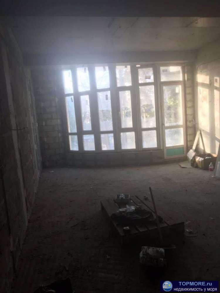 Продаю квартиру в новом, сданном доме!!! Начальная стадия ремонта - проводка, выделен санузел, залита стяжка пола!... - 2