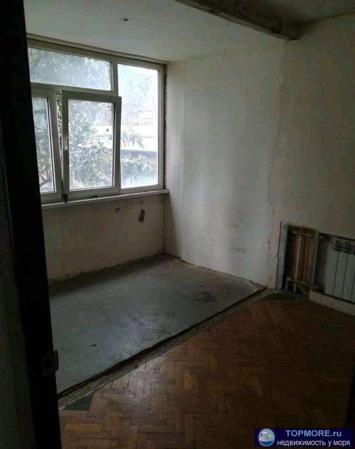 Двухкомнатная квартира 42кв.м. в панельном доме. Квартира большая, солнечная. Требует ремонта. Окна выходят на 2... - 1