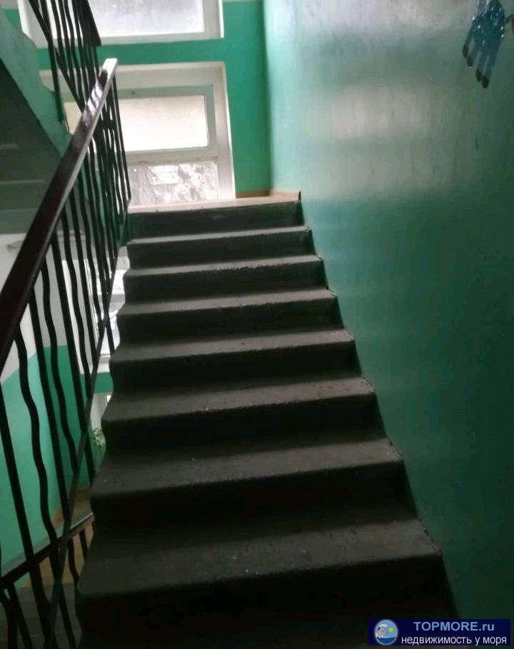 Двухкомнатная квартира 42кв.м. в панельном доме. Квартира большая, солнечная. Требует ремонта. Окна выходят на 2... - 2