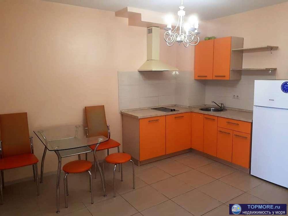 Продаю отличную квартиру. Спланирована в 2 небольшие спальни и кухню-гостиную. Панорамное остекление, прекрасный вид... - 2