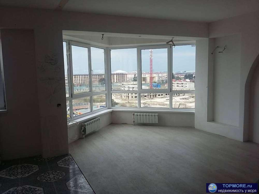 Большая квартира (статус квартира), Кухня-гостиная, две комнаты и гардеробная.  Панорамные окна в гостиной из них...