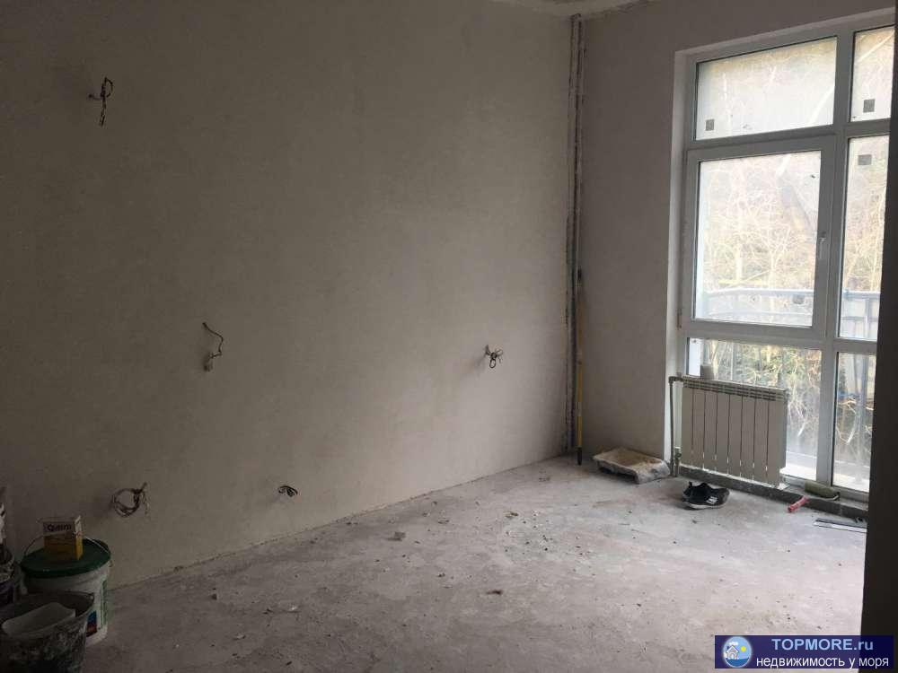    Пальмира - 13-этажный жилой дом бизнес-класса, расположенный в микрорайоне Бытха, в 50 м от моря. Комплекс...