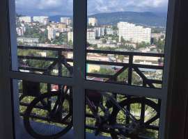 просторная 2х комнатная квартира. в отличчном месте рядом остановка...