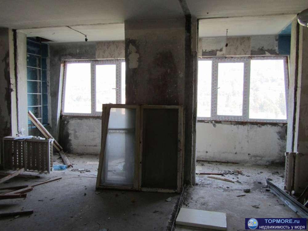 Шикарное расположение дома,центр города.Квартира удобной планировки.Без ремонта,дизайн проект прилагается. Рядом... - 2