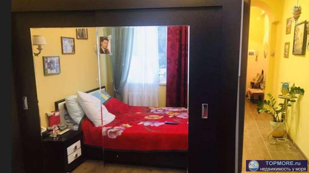 Продается просторная квартира, в тихом месте, 800 метров до моря , с дизайнерским ремонтом, мебелью и бытовой... - 2