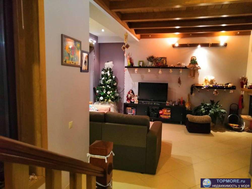 Продается двухуровневая квартира с лучшими видовыми характеристиками в Красной поляне.  Первый этаж - прихожая,... - 1