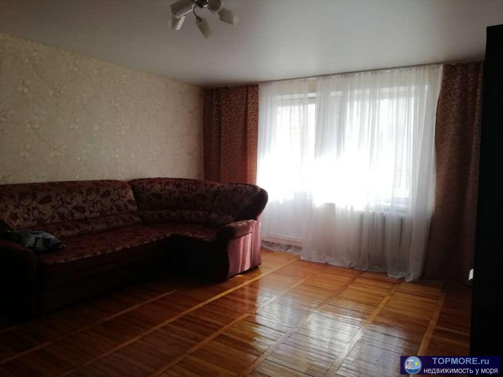 Квартира с ремонтом в старом фонде. 3 комнаты, кухня. Вид их окна на зелень на улицу и во двор. Рядом школа 53,...