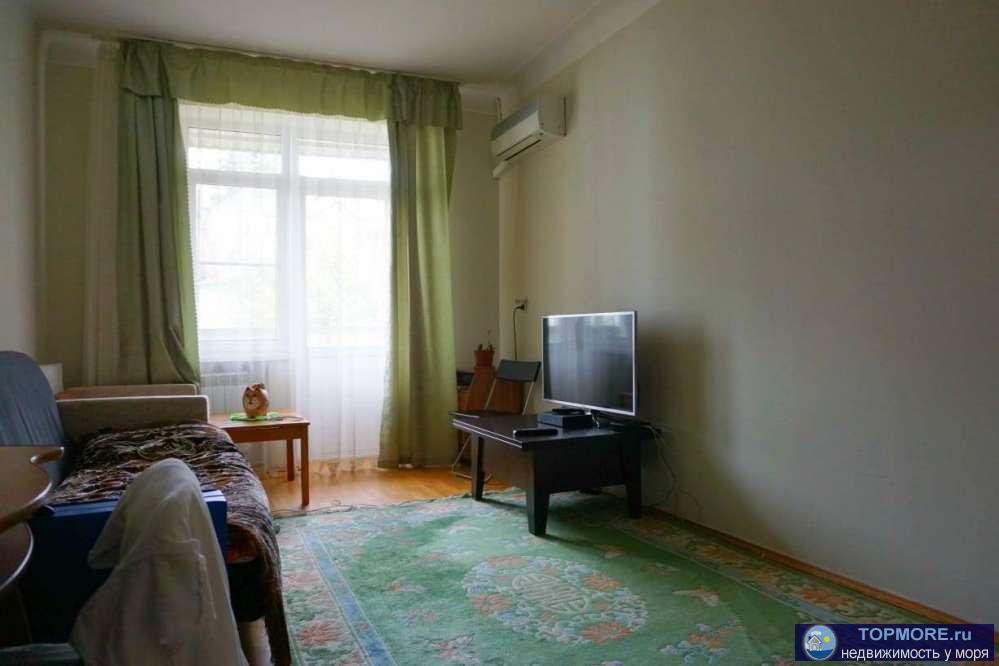 Дом сталинской постройки. Большая просторная квартира, 3 полноценные спальни, 2 балкона. Ремонт старенький....