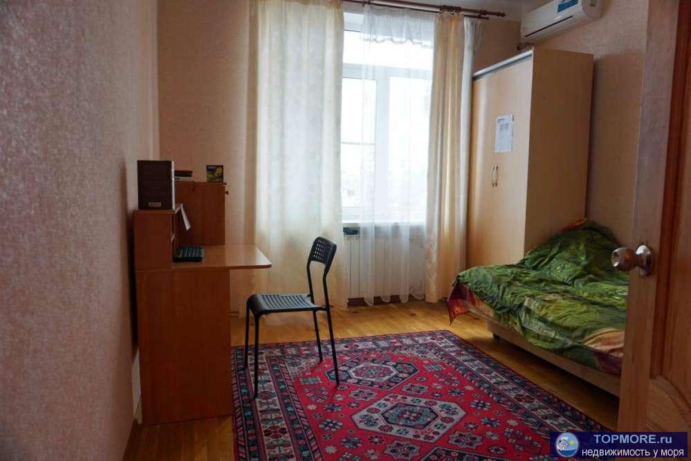 Дом сталинской постройки. Большая просторная квартира, 3 полноценные спальни, 2 балкона. Ремонт старенький.... - 1