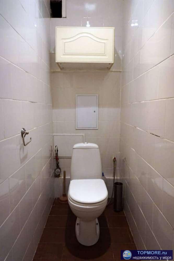 Дом сталинской постройки. Большая просторная квартира, 3 полноценные спальни, 2 балкона. Ремонт старенький.... - 2