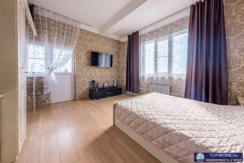 Из всех окон вид на море и горы. Балкон дает возможность любоваться шикарным панорамным видом на бескрайнее море и...