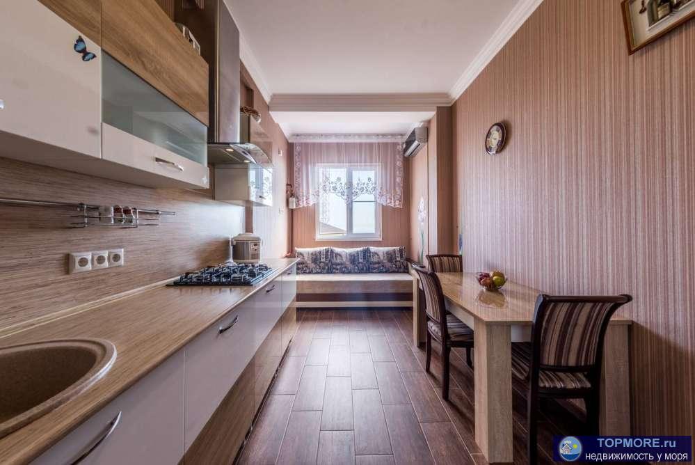 Из всех окон вид на море и горы. Балкон дает возможность любоваться шикарным панорамным видом на бескрайнее море и... - 1