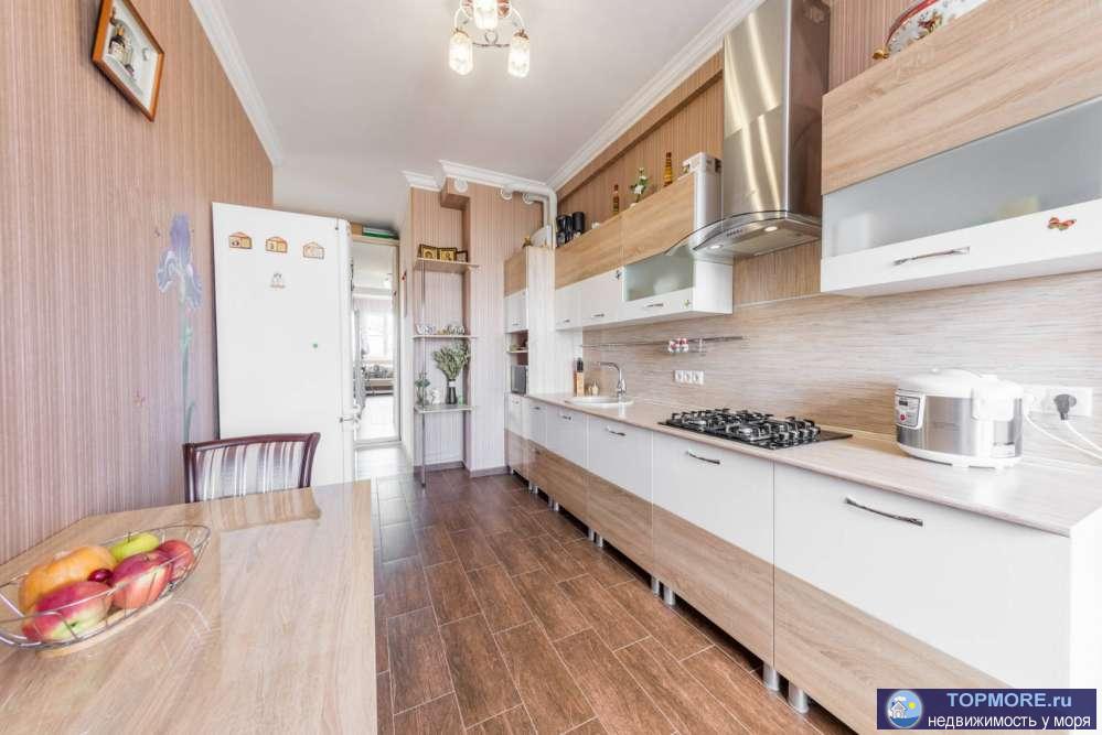 Из всех окон вид на море и горы. Балкон дает возможность любоваться шикарным панорамным видом на бескрайнее море и... - 2