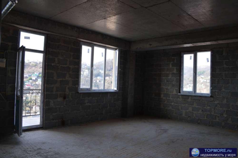   Продаю квартиру свободной планировки, 4 окна, балкон, две мокрые точки. Рядом остановка автобусов № 46...