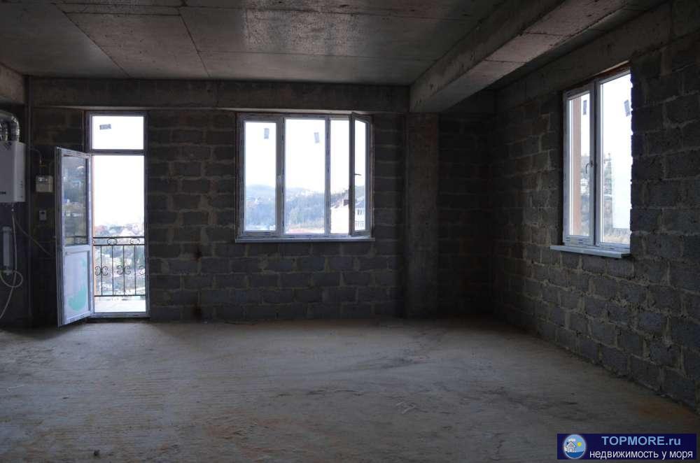   Продаю квартиру свободной планировки, 4 окна, балкон, две мокрые точки. Рядом остановка автобусов № 46... - 2