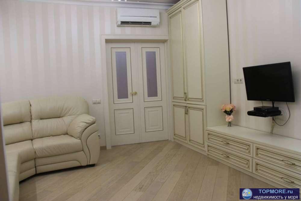 Квартира в одном из лучших ЖК города Сочи. В квартире дизайнерский ремонт в классичесокм стиле. Распланирована в...