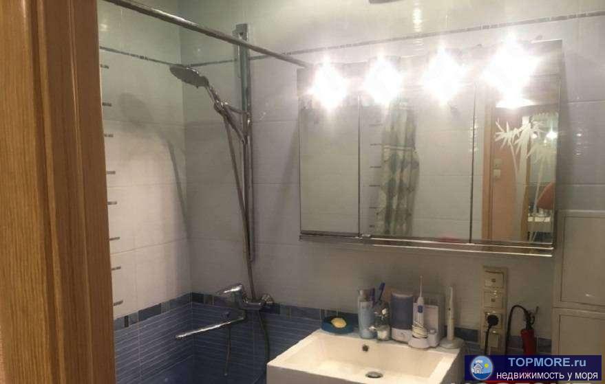       Продаю 2-х комнатную квартиру площадью 54 кв.. Квартира с евроремонтом с мебелью, дизайнерской кухней.... - 2