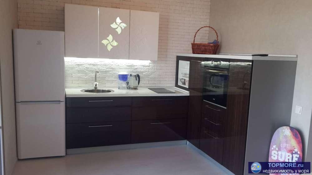 Продается ШИКАРНАЯ квартира, с дорогим, дизайнерским ремонтом, встроеной мебелью, техникой и панорамным остеклением!... - 2