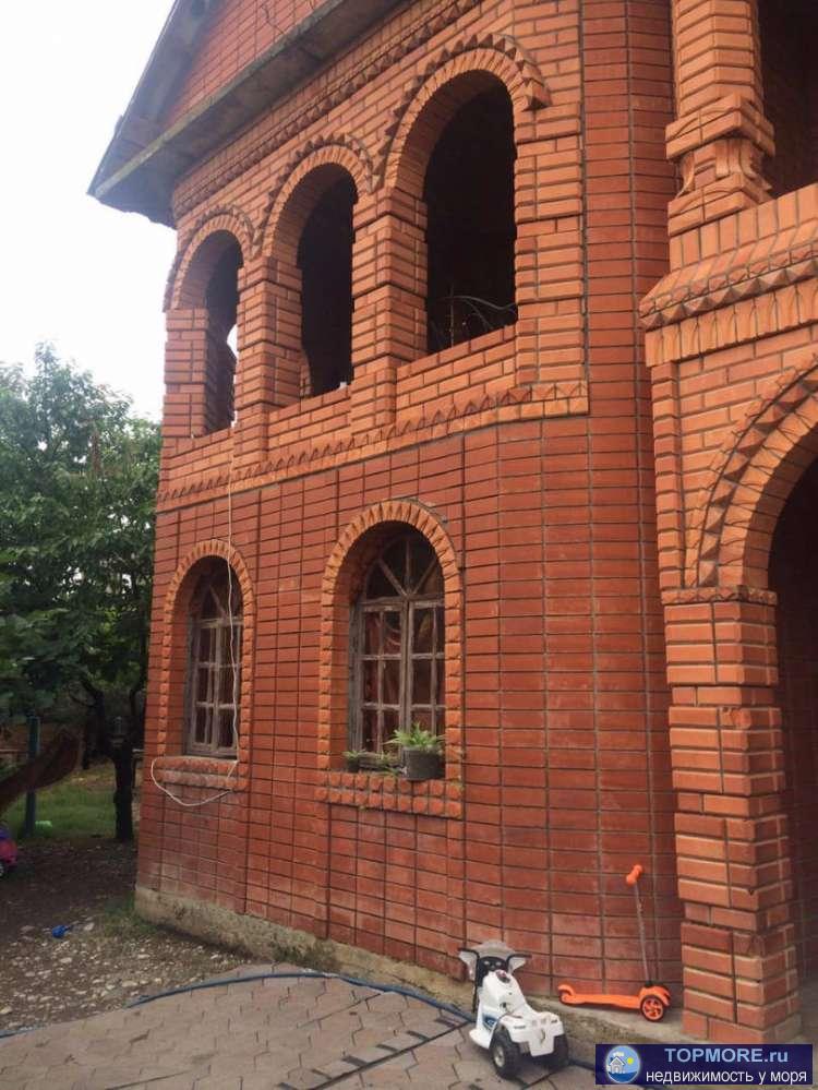 Большой, замечательный Дом на 6,1 сотки земли, площадью на 328 м2 ,3 этажа,распланирован: балкон, камин без ремонта....