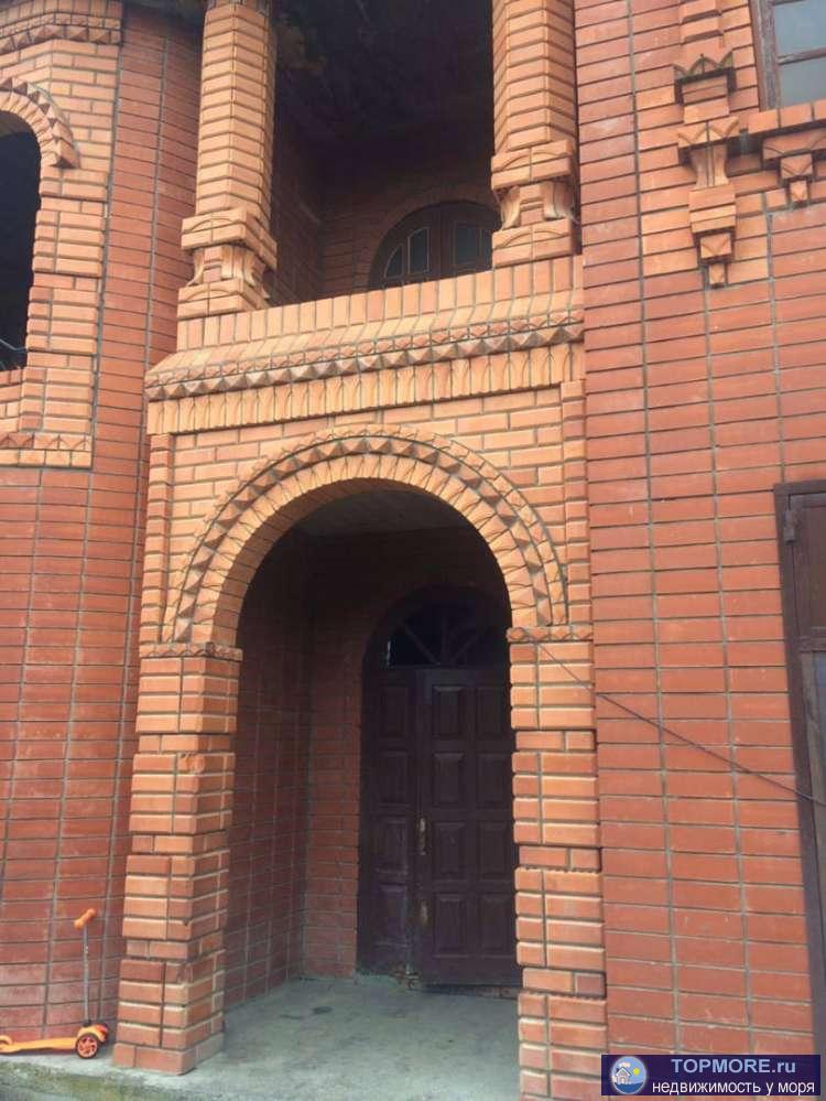 Большой, замечательный Дом на 6,1 сотки земли, площадью на 328 м2 ,3 этажа,распланирован: балкон, камин без ремонта.... - 1