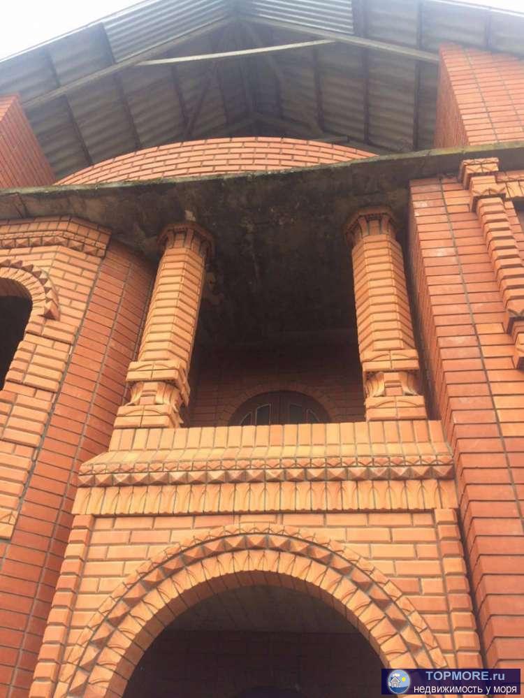 Большой, замечательный Дом на 6,1 сотки земли, площадью на 328 м2 ,3 этажа,распланирован: балкон, камин без ремонта.... - 2