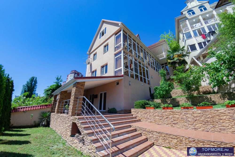 К продаже представлен шикарный трехэтажный дом в центре Сочи. Прекрасная функциональная планировка и ремонт премиум...