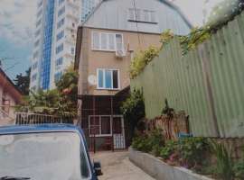  
Продам дом в центре Сочи Завокзальный район 1-вый этаж: кухня и...