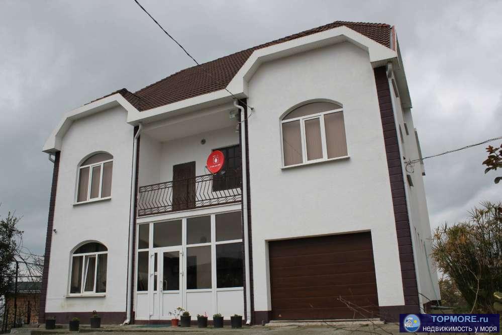 Продается дом в Сочи район Адлерский.Площадь дома составляет 376 кв.м., всего 4 этажа с мансардой.  На первом этаже...