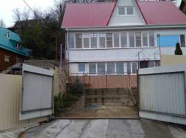 В Лазаревской продается двухэтажный дом на участке ИЖС 4 сотки.