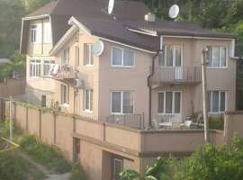 Просторный 2-х этажный дом с видом на  море по улице Ландышевой....