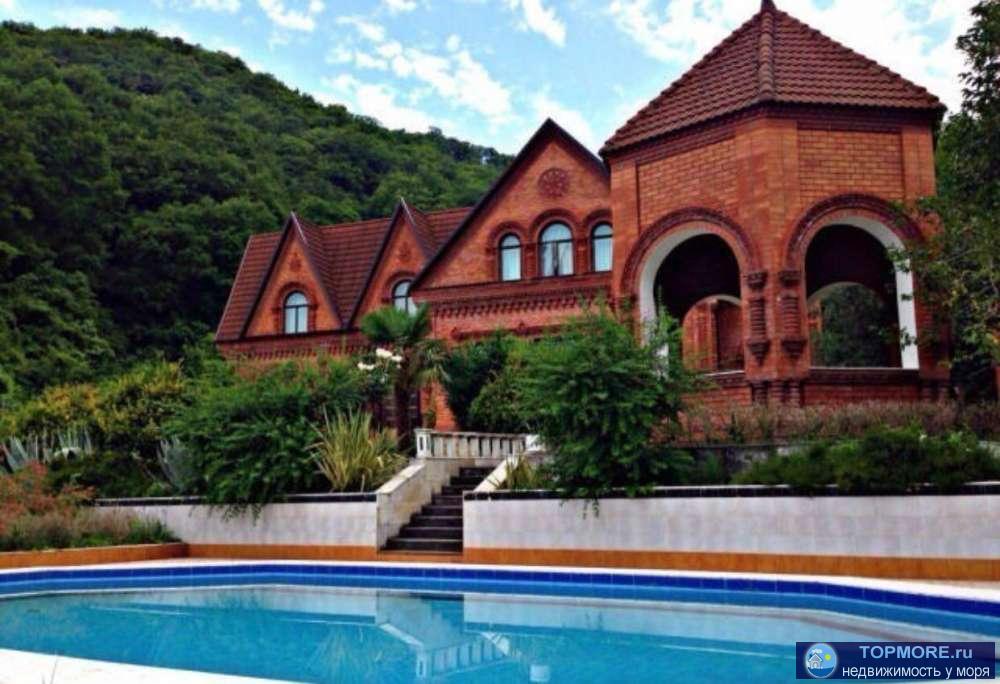 Продаётся 2-х этажная вилла в ущелье гор.В 3-х километрах от черного моря. Шикарные кованные ворота.Дом из точенного...