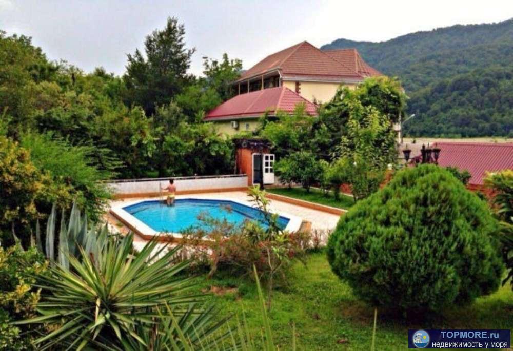 Продаётся 2-х этажная вилла в ущелье гор.В 3-х километрах от черного моря. Шикарные кованные ворота.Дом из точенного... - 1