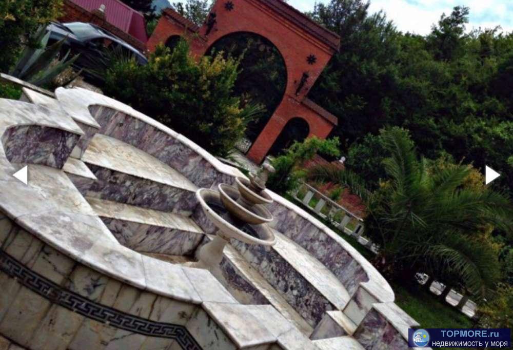 Продаётся 2-х этажная вилла в ущелье гор.В 3-х километрах от черного моря. Шикарные кованные ворота.Дом из точенного... - 2