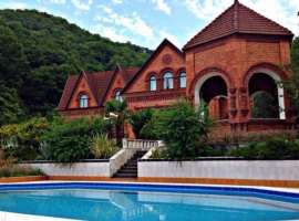 Продаётся 2-х этажная вилла в ущелье гор.В 3-х километрах от...