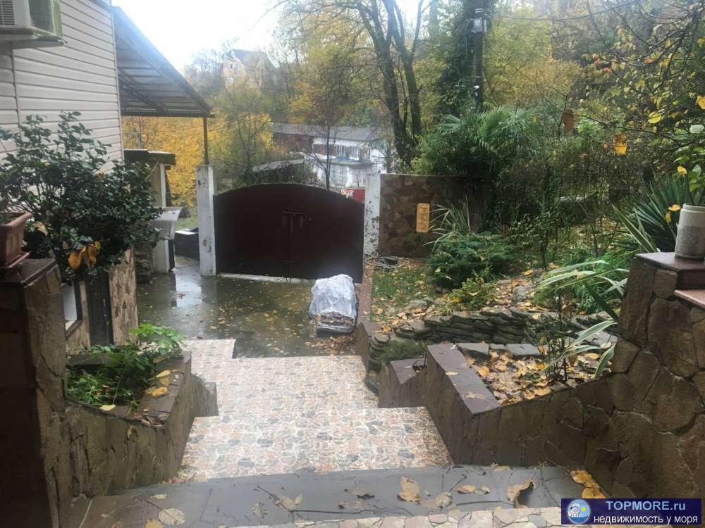 Дом стоит в живописном месте, и из его окон открываются незабываемые виды на море и горы.  Площадь дома 200 кВ.м :...