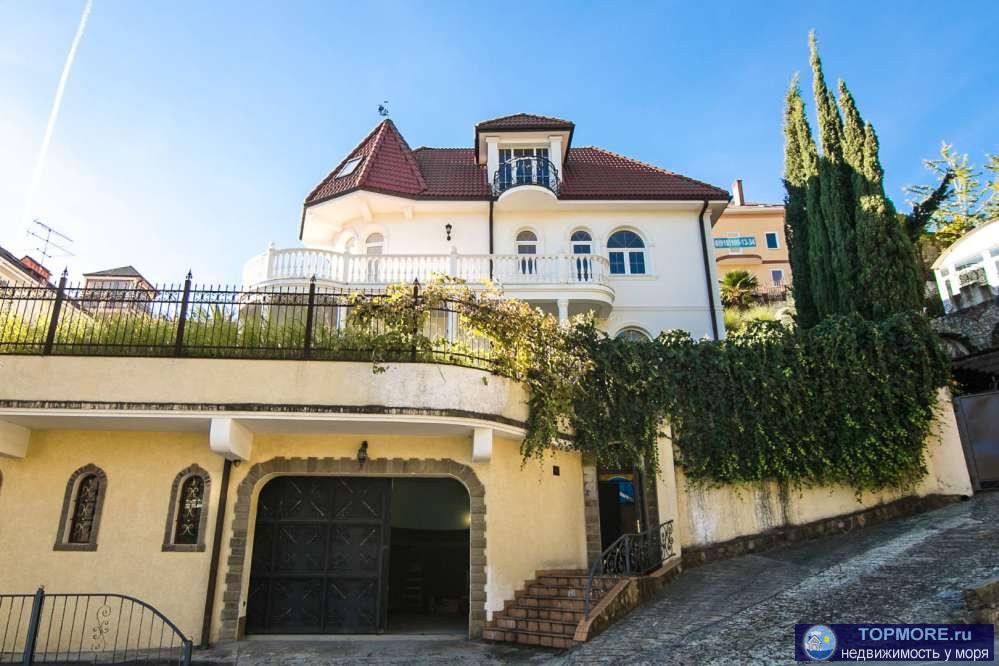 Трехэтажный дом в престижном районе Сочи, частичный ремонт, Бассейн, гараж, подсобное помещение.