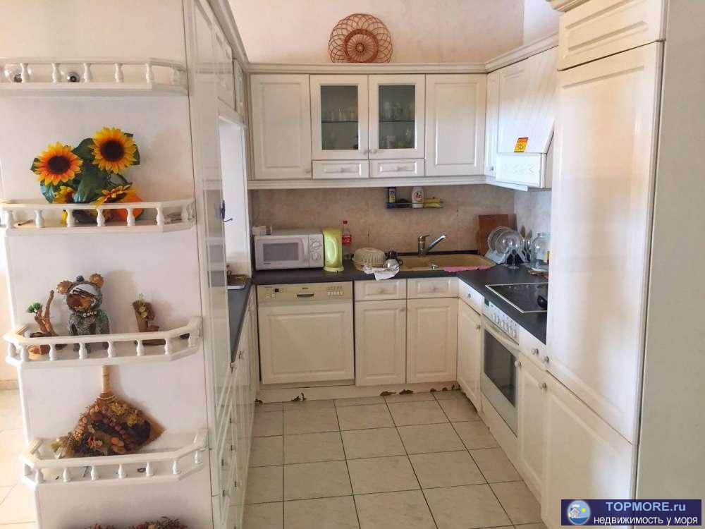 Предлагается к продаже шикарный эллинг в Хосте (Красный штурм) на первой береговой линии. В каждой из трех спален из...