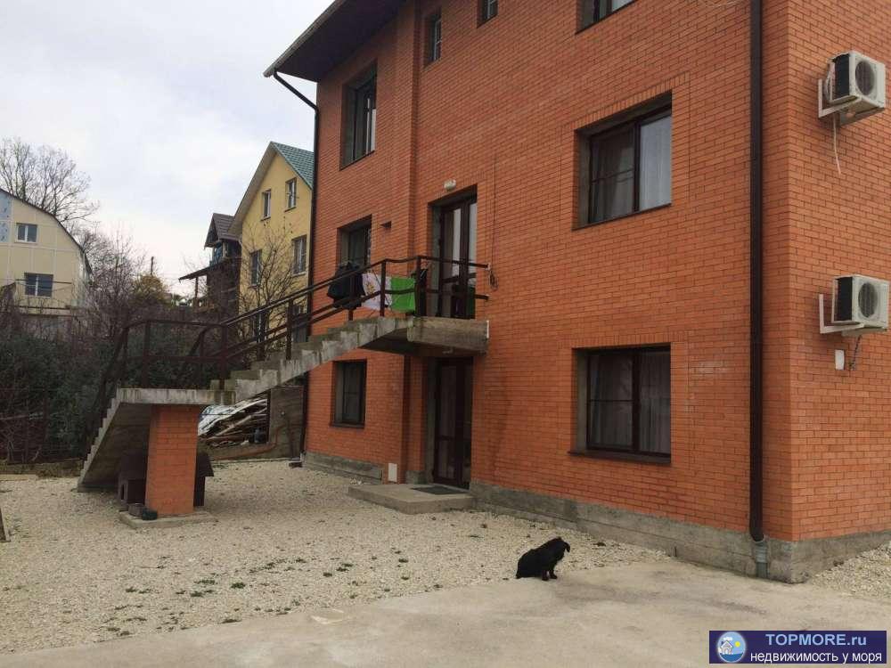 Продается 4 этажный жилой дом 400 кв.м. с 2 этажным гостевым домом 200 кв.м.  в Адлере. В обоих домах новый...