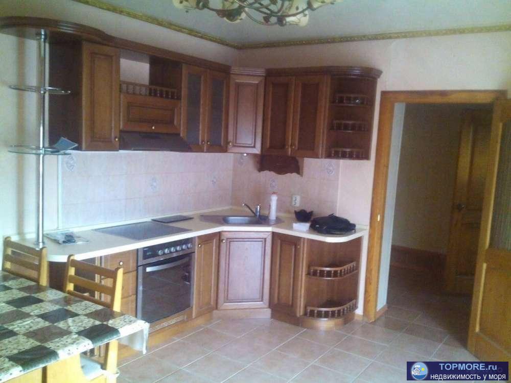 Собственник. Продам квартиру в центре южного района. Большой коридор. Комнаты по 12 кв.м. Балкон. Ремонт хороший.... - 2