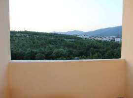 Продается трехкомнатная квартира под черновую отделку в новом доме....