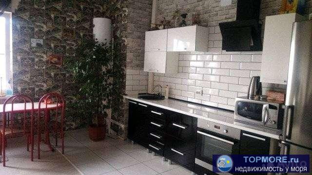 Дом расположен в тихом месте.Квартира очень большая, светлая, с частичным ремонтом Кухня-студия 23кв. И спальня...